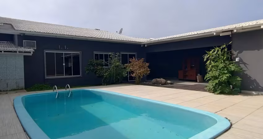 Linda casa com piscina na badalada praia brava esperndo por você