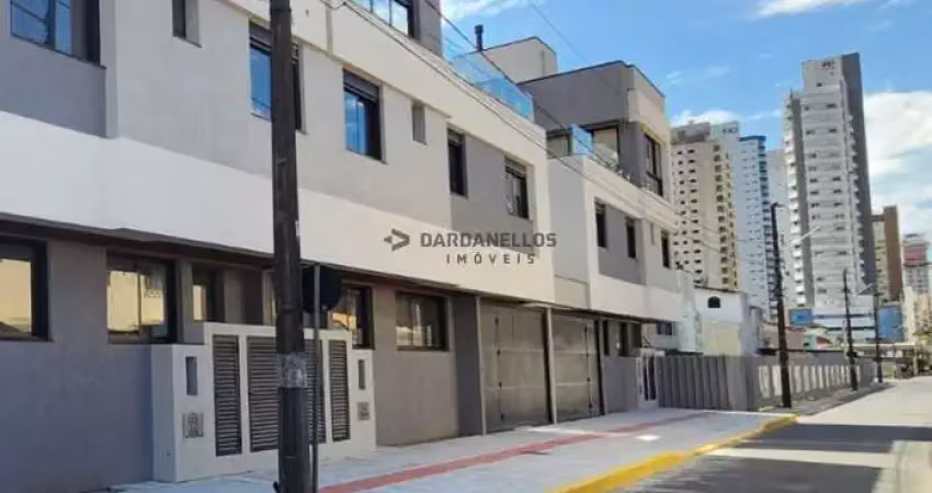 Casa triplex  com 3 quartos a venda na rua 2800 em balneário camboriú