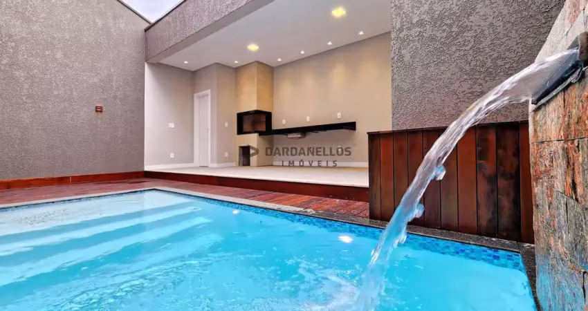 Casa tipo sobrado com 3 suítes, piscina, churrasqueira e 2 vagas.