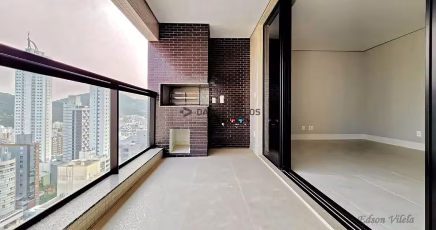 Apartamento em balneário camboriú com 4 quartos e 3 vagas. rua reta ao mar!