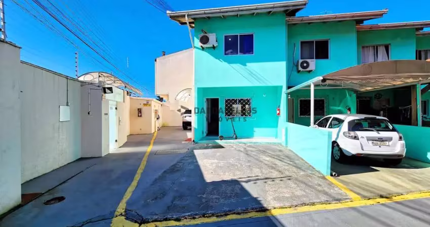 Sobrado com 3 quartos em condomínio fechado próximo ao centro de bc.