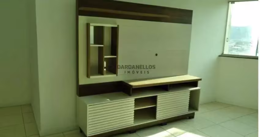 Apartamento semimobiliado com 2 quartos sendo 1 suíte e 1 vaga privativa.