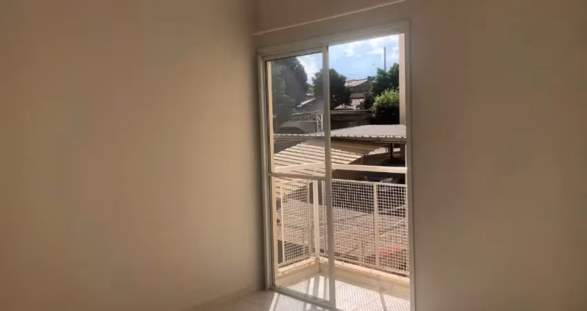 Apartamento com sacada em prédio com elevador, 2 quartos amplos.