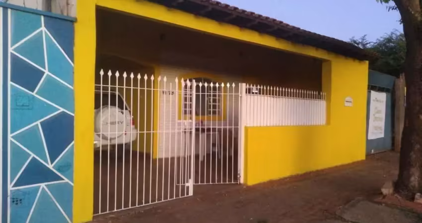 Casa no geisel bem localizada com 3 quartos, sendo 1 suíte e edícula com mais 2 quartos e banheiro