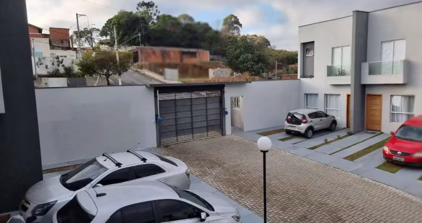 Linda casa germinada 3 dormitório sendo 1 suite em santana de parnaíba.