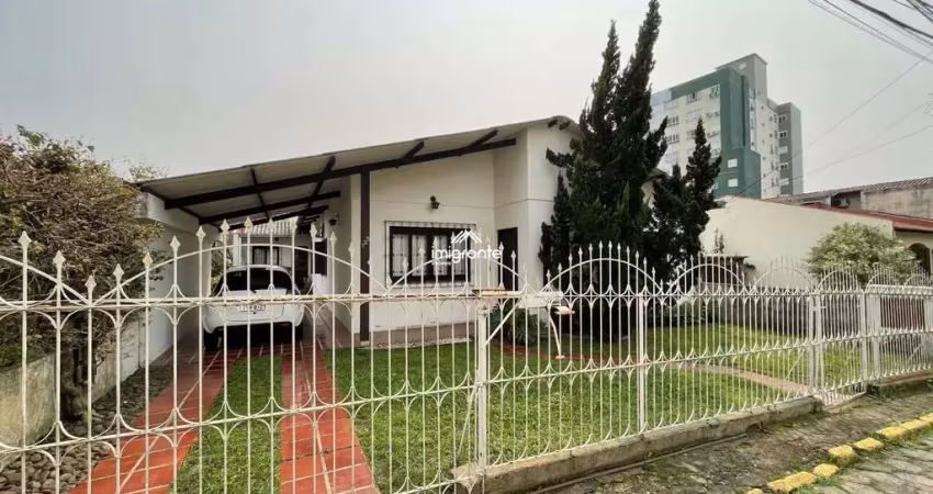 Casa de alvenaria 3 dormitórios, 180m2, com pátio e piscina no centro de santa c