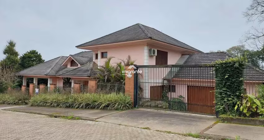 Casa diferenciada com suíte térrea, sótão amplo e jardim encantador - bairro nob