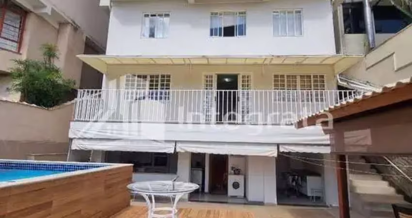 Vende-se casa de 4 dormitórios com piscina e área de churrasqueira no parque vivaldi leite ribeiro, poços de caldas/mg