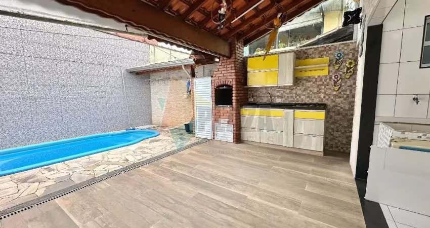 Lindo sobrado com piscina, disponível para locação definitiva, no bairro vila tupi, em praia grande/sp.