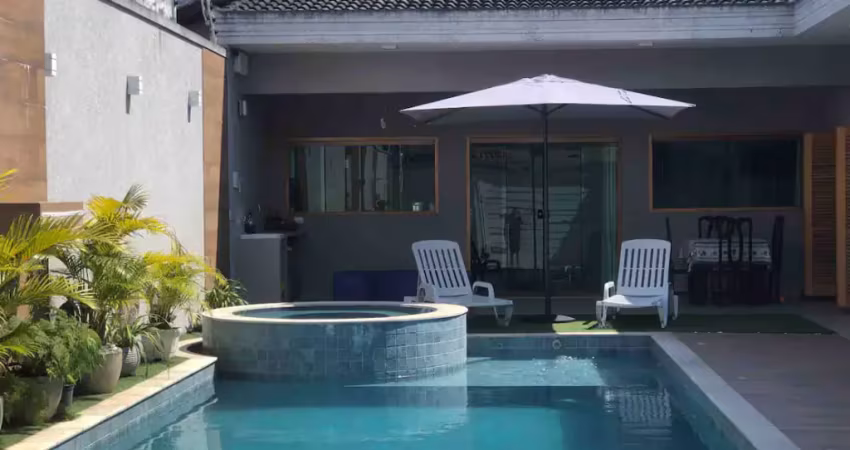 Casa com 312 metros², 3 quartos, piscina e churrasqueira na praia toninhas - ubatuba - sp