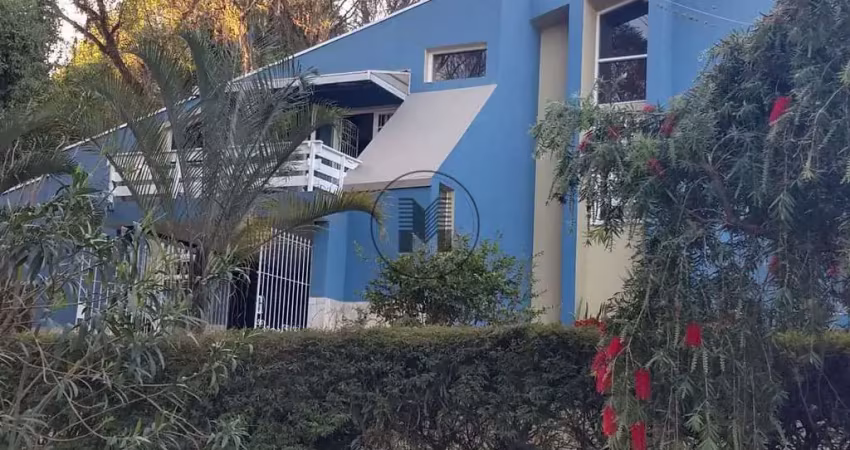 Casa com 4 dormitórios (3 suítes) e 2 banheiros área  construída 307 m², área total 706m², lugar de