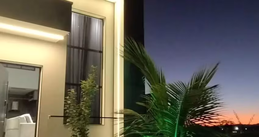 Casa de alto padrão no condomínio veredas – pé direito alto, suíte com closet e quintal com frutíferas!