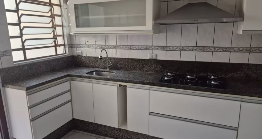 Casa para locação no jardim santinês ii com móveis planejados, churrasqueira e excelente localização