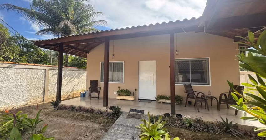 Casa com amplo quintal próximo a natureza numa região tranquila de paraty