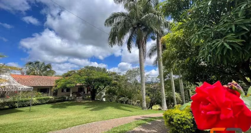 Belíssima chácara em louveira - casa principal e casa caseiro - piscina e campo.
