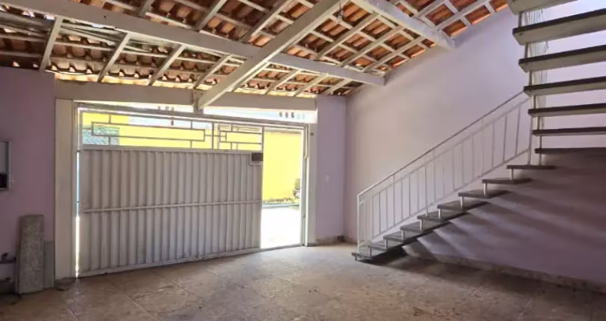 Casa fora de condomínio, 2 dorm, edícula, 1 vaga compartilhada.