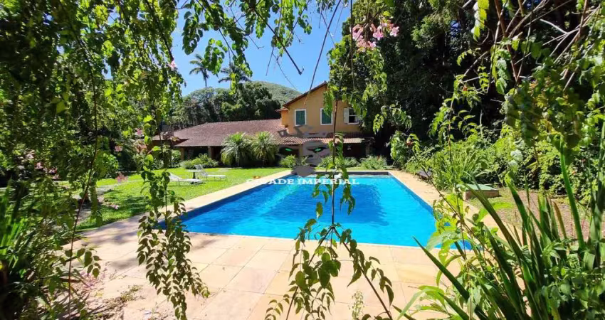 Vendo espetacular casa em carangola area nobre com 6 suítes, 3 salas piscina