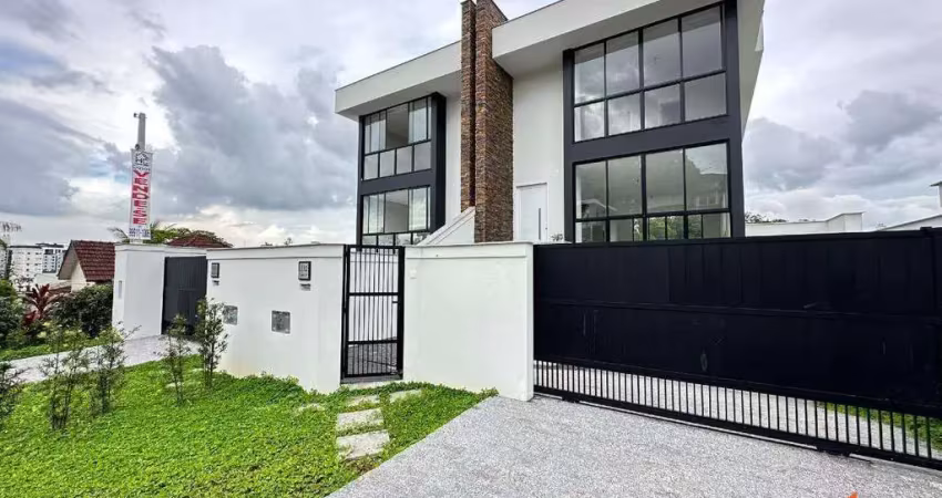 Casa com 03 dormitórios no América em Joinville