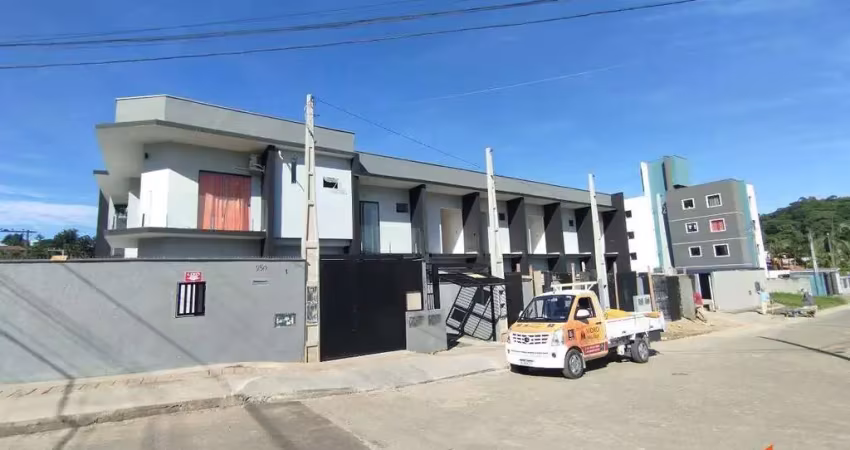 Geminado com 02 suítes no Petrópolis