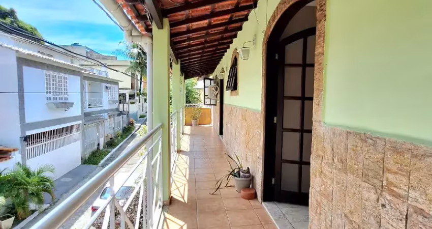 Casa triplex em vila fechada/ freguesia com 4 quartos, 382m²
