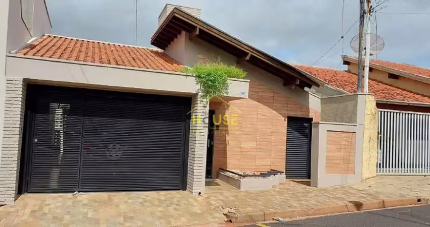 Casa à venda com três dormitórios sendo uma suite, três vagas na garagem, quintal amplo, no bairro