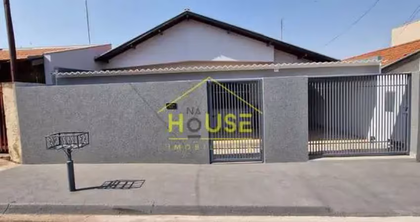 Casa à venda, com 3 quartos, sala, cozinha, 2 banheiro, lavanderia, garagem 2 carros, quintal cimen