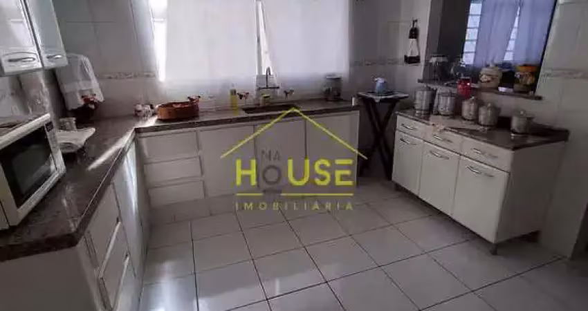 Oportunidade única em localização privilegiada, piscina, despensa, árvores frutíferas, garagem para