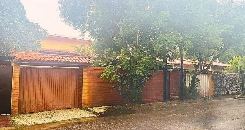 Casa com piscina e grande potencial – residêncial e comercial, tranquilidade, segurança e conforto em rua sem saída!