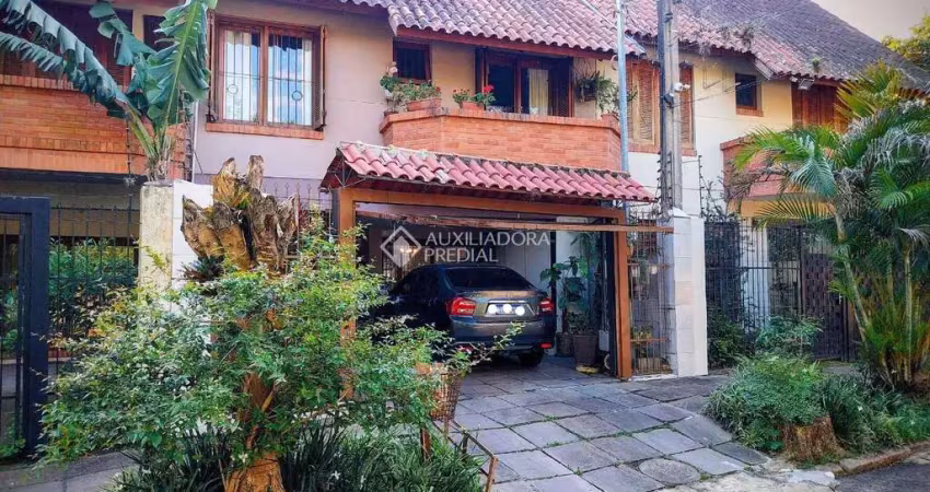 Casa com 3 quartos à venda na Rua dos Guenoas, 671, Guarujá, Porto Alegre