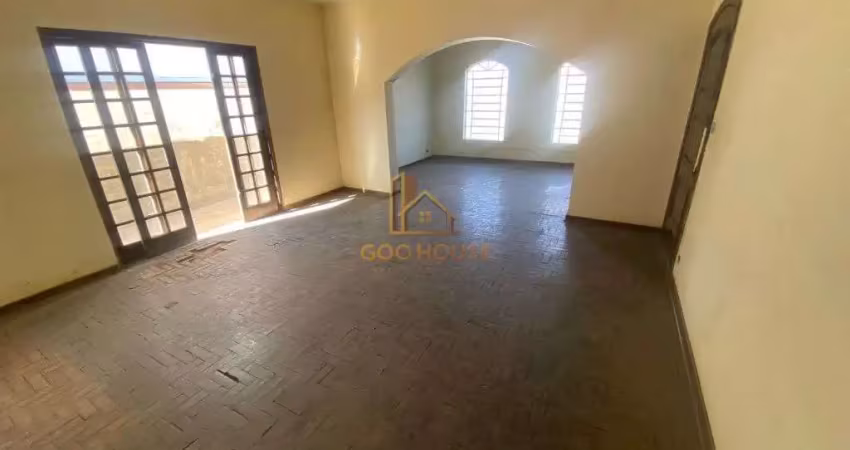 Casa com 176 m2, em area comercial,  centro de jacareil