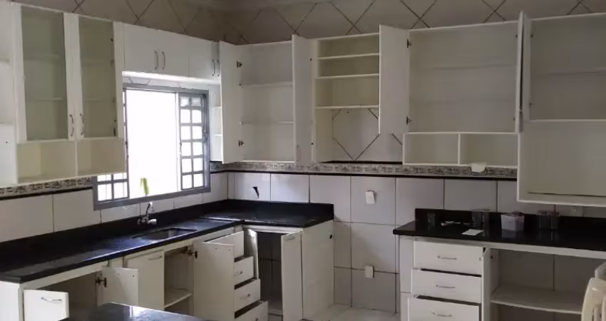 Casa no sibipiruna, bem localizada, funcional, segura e confortável.
