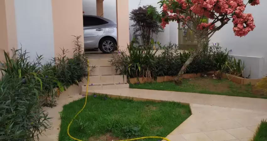 Casa no bairro sibipiruna, ótima localização, funcional e confortável