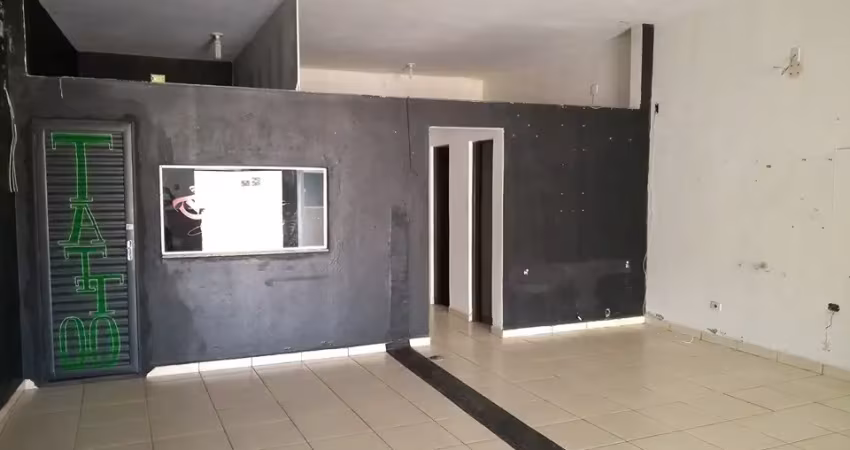 Cômodo comercial com sala ampla e dois banheiros, fácil acesso.