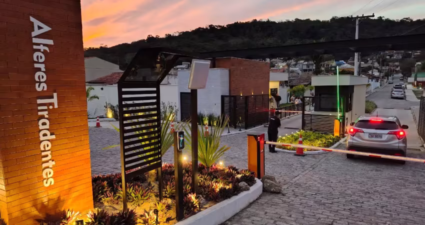 Linda casa 3 quartos no condomínio alferes tiradentes