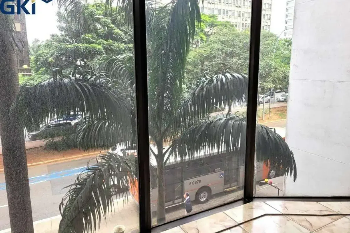 Ponto comercial com sala na Avenida Brigadeiro Faria Lima, 1827